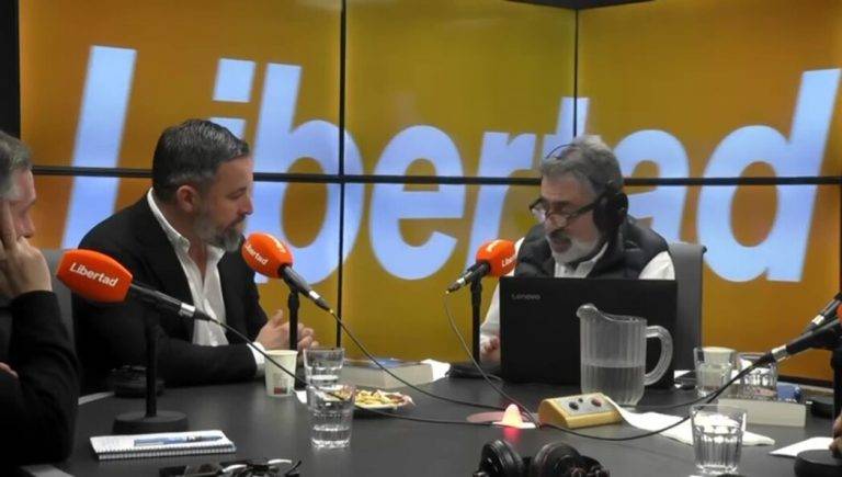 FOTOGRAFÍA. MADRID (REINO DE ESPAÑA), 15 DE ABRIL DE 2024. El deseo del PP de destruir VOX no se va a cumplir nunca, afirmó hoy el presidente de VOX. El líder opositor español Santiago Abascal Conde (c) durante una entrevista con el programa "La mañana en Libertad" de la emisora "Radio Libertad", que presente el periodista, Luis Manuel del Pino González (d), junto a la periodista y artista española Carmen Carbonell Nonell.