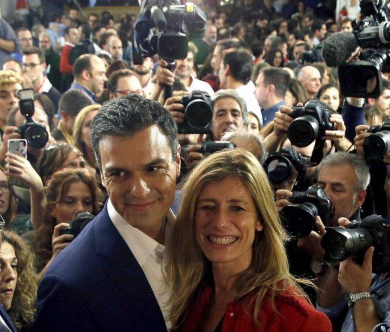 FOTOGRAFÍA. MADRID (REINO DE ESPAÑA), JUNIO DE 2018. El juez trata a la mujer de Pedro Sánchez como investigada . Abascal: Sánchez es el capo de las tramas del saqueo. La mujer del secretario general del Partido Socialista Obrero Español (PSOE) y presidente de Gobierno de España, Pedro Sánchez Pérez-Castejón (i), María Begoña Gómez Fernández (Begoña Gómez) (d), posan antes reporteros gráficos de los medios de comunicación. Efe