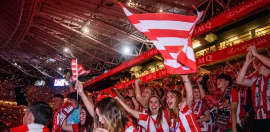 FOTOGRAFÍA. BILBAO (REINO DE ESPAÑA), 06 DE ABRIL DE 2024. El seísmo de vigesimocuarta Copa del Rey agita toda Vizcaya. Aficionados del Athletic Club siguen desde el estadio de San Mamés la final de la Copa del Rey que disputó el equipo vizcaíno frente al Mallorca hoy sábado en el estadio La Cartuja de Sevilla. Efe