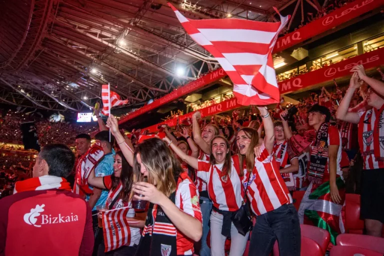 FOTOGRAFÍA. BILBAO (REINO DE ESPAÑA), 06 DE ABRIL DE 2024. El seísmo de vigesimocuarta Copa del Rey agita toda Vizcaya. Aficionados del Athletic Club siguen desde el estadio de San Mamés la final de la Copa del Rey que disputó el equipo vizcaíno frente al Mallorca hoy sábado en el estadio La Cartuja de Sevilla. Efe