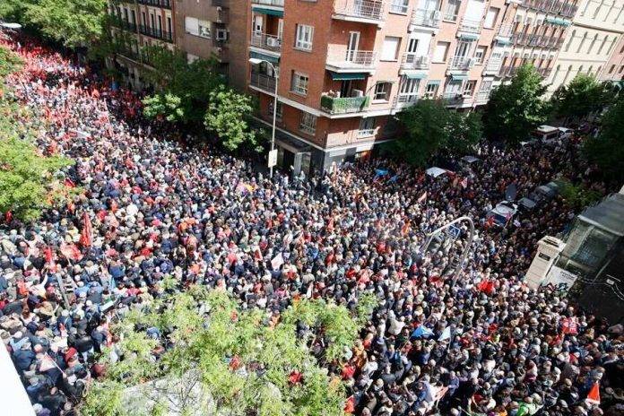 FOTOGRAFÍA. MADRID (REINO DE ESPAÑA), 27 DE ABRIL DE 2024. El socialismo Pedro no te rindas y Quédate Pedro. Simpatizantes del PSOE en los alrededores de la sede socialista de Ferraz para mostrar su apoyo al presidente del Gobierno, Pedro Sánchez, en el marco de la celebración de un Comité Federal del partido, este sábado en Madrid. Efe