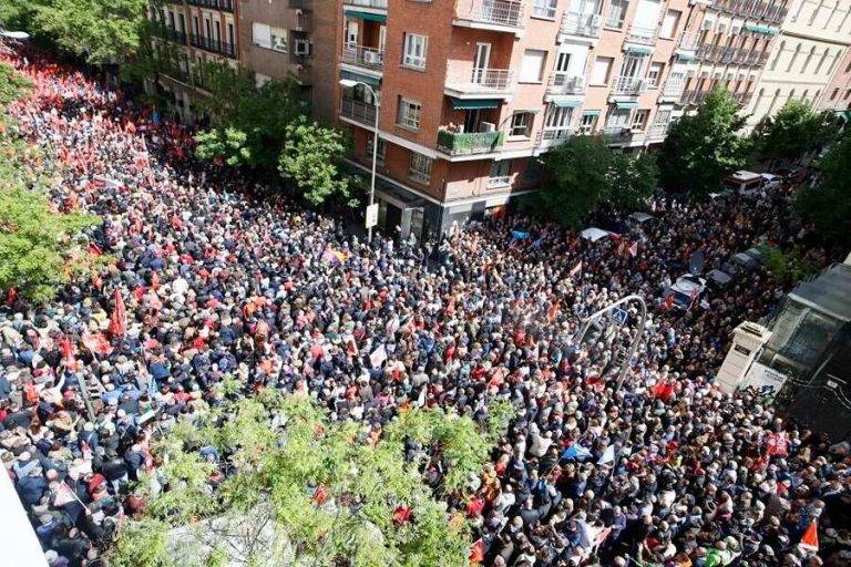 FOTOGRAFÍA. MADRID (REINO DE ESPAÑA), 27 DE ABRIL DE 2024. El socialismo Pedro no te rindas y Quédate Pedro. Simpatizantes del PSOE en los alrededores de la sede socialista de Ferraz para mostrar su apoyo al presidente del Gobierno, Pedro Sánchez, en el marco de la celebración de un Comité Federal del partido, este sábado en Madrid. Efe