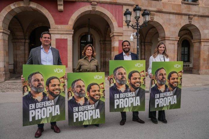 FOTOGRAFÍA. BARCELONA (REINO DE ESPAÑA), 25 DE ABRIL DE 2024. La cuarta fuerza política en Catalunya, VOX inicia la campaña del 12M con mucha ilusión. Así ha manifestado hoy el candidato a Presidente de Govern de la Generalidad de Catalunya, Ignacio Garriga Vaz de Conceiçao, ante las puertas del Parlament de Cataluña, donde le han acompañado dos candidatos de su lista por Barcelona, la número dos, María Elisa García Fuster, y la número 6, Júlia Calvet Puig; y el cabeza de lista por Tarragona, Sergio Macián de Greef. Lasvocesdelpueblo (Ñ Pueblo)