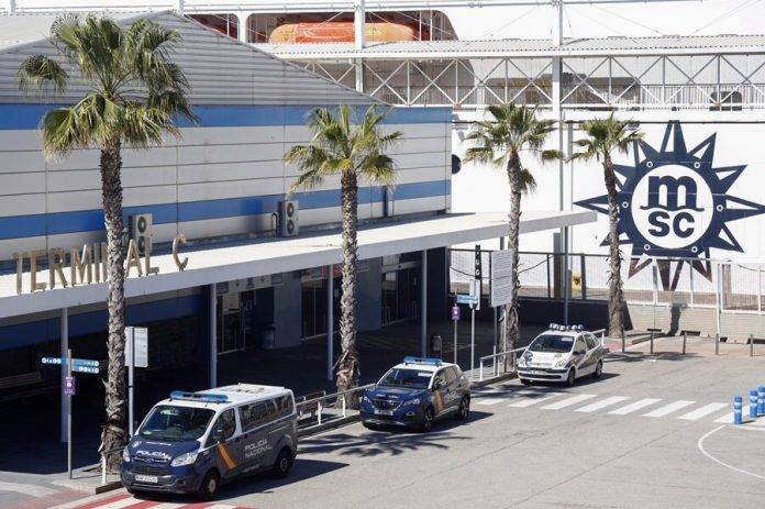 FOTOGRAFÍA. BARCELONA (REINO DE ESPAÑA), 03 DE ABRIL DE 2024. España expulsa a ilegales falsos turistas bolivianos en otro barco. Varias patrullas de Policía Nacional ante el crucero MSC Armonía que lleva a bordo al menos 69 inmigrantes ilegales de nacionalidad Bolivia, con visados falsos, este miércoles en el Puerto de Barcelona. Efe