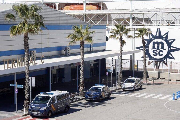 FOTOGRAFÍA. BARCELONA (REINO DE ESPAÑA), 03 DE ABRIL DE 2024. España expulsa a ilegales falsos turistas bolivianos en otro barco. Varias patrullas de Policía Nacional ante el crucero MSC Armonía que lleva a bordo al menos 69 inmigrantes ilegales de nacionalidad Bolivia, con visados falsos, este miércoles en el Puerto de Barcelona. Efe