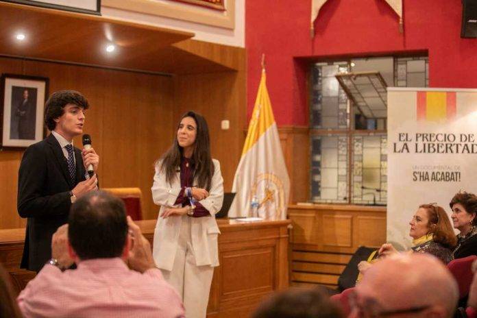 FOTOGRAFÍA. MADRID (REINO DE ESPAÑA), 11 DE ABRIL DE 2024. Estreno documental El Precio de la Libertad de S'! en Madrid. Los dirigente de S'!, Andrea Llopart Gonzalo (d) y Hugo Escarpa (i), presidente y vicepresidente -respectivamente- son protagonista d ela primera línea de la resistencia. Isabel Pérez Moñino, una española vecina de la Comunidad de Madrid que es Licenciada en Derecho por la Universidad Autónoma de Madrid, ha desarrollado su profesión fuera de la política tanto por cuenta ajena como por cuenta propia, ejerciendo su cargo de concejal desde el año 2019 en esta Corporación Aranda, además de conjela de VOX en el Ayuntamiento de Fuenlabrada y diputada nacional en Asamblea de Madrid escribe: "En el estreno en Madrid de 'El Precio de la Libertad', un emocionante documental sobre la heroicidad de los jóvenes de @ShaAcabat en su lucha contra el acoso separatista. Gracias a @andreallopart y @hugoescarpa por la presentación. Sois un referente para todos los jóvenes españoles; generaciones enteras recordarán vuestra labor de resistencia. Además, estuvieron los candidatos de VOX para las elecciones europeas del 6 y 9 de junio de 2024, Hermann Leopoldo Tertsch del Valle-Lersundi (Hermann Tertsch), y el cabeza de lista europea de VOX, el catalán Jorge Buxadé Villalba, entre otros. Lasvocesdelpueblo (Ñ Pueblo)