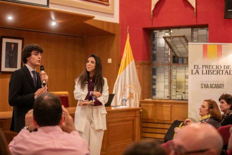 FOTOGRAFÍA. MADRID (REINO DE ESPAÑA), 11 DE ABRIL DE 2024. Estreno documental El Precio de la Libertad de S'! en Madrid. Los dirigente de S'!, Andrea Llopart Gonzalo (d) y Hugo Escarpa (i), presidente y vicepresidente -respectivamente- son protagonista d ela primera línea de la resistencia. Isabel Pérez Moñino, una española vecina de la Comunidad de Madrid que es Licenciada en Derecho por la Universidad Autónoma de Madrid, ha desarrollado su profesión fuera de la política tanto por cuenta ajena como por cuenta propia, ejerciendo su cargo de concejal desde el año 2019 en esta Corporación Aranda, además de conjela de VOX en el Ayuntamiento de Fuenlabrada y diputada nacional en Asamblea de Madrid escribe: "En el estreno en Madrid de 'El Precio de la Libertad', un emocionante documental sobre la heroicidad de los jóvenes de @ShaAcabat en su lucha contra el acoso separatista. Gracias a @andreallopart y @hugoescarpa por la presentación. Sois un referente para todos los jóvenes españoles; generaciones enteras recordarán vuestra labor de resistencia. Además, estuvieron los candidatos de VOX para las elecciones europeas del 6 y 9 de junio de 2024, Hermann Leopoldo Tertsch del Valle-Lersundi (Hermann Tertsch), y el cabeza de lista europea de VOX, el catalán Jorge Buxadé Villalba, entre otros. Lasvocesdelpueblo (Ñ Pueblo)