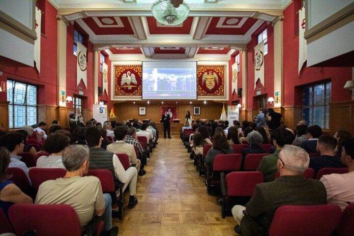 FOTOGRAFÍA. MADRID (REINO DE ESPAÑA), 11 DE ABRIL DE 2024. Estreno documental El Precio de la Libertad de S'! en Madrid. Los dirigente de S'!, Andrea Llopart Gonzalo y Hugo Escarpa, presidente y vicepresidente -respectivamente- son protagonista d ela primera línea de la resistencia. Isabel Pérez Moñino, una española vecina de la Comunidad de Madrid que es Licenciada en Derecho por la Universidad Autónoma de Madrid, ha desarrollado su profesión fuera de la política tanto por cuenta ajena como por cuenta propia, ejerciendo su cargo de concejal desde el año 2019 en esta Corporación Aranda, además de conjela de VOX en el Ayuntamiento de Fuenlabrada y diputada nacional en Asamblea de Madrid escribe: "En el estreno en Madrid de 'El Precio de la Libertad', un emocionante documental sobre la heroicidad de los jóvenes de @ShaAcabat en su lucha contra el acoso separatista. Gracias a @andreallopart y @hugoescarpa por la presentación. Sois un referente para todos los jóvenes españoles; generaciones enteras recordarán vuestra labor de resistencia. Además, estuvieron los candidatos de VOX para las elecciones europeas del 6 y 9 de junio de 2024, Hermann Leopoldo Tertsch del Valle-Lersundi (Hermann Tertsch), y el cabeza de lista europea de VOX, el catalán Jorge Buxadé Villalba, entre otros. Lasvocesdelpueblo (Ñ Pueblo)