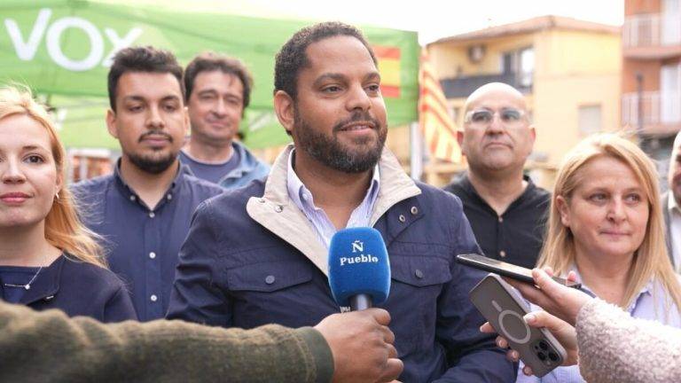 FOTOGRAFÍA. RUBÍ (BARCELONA) REINO DE ESPAÑA, 05 DE ABRIL DE 2024 (LASVOCESDELPUEBLO). Etapa de esperanza e ilusión de VOX en el Govern catalán. Garriga: Me presento para presidir la Generalitat de Catalunya. El candidato de VOX a presidir el Govern de la Generalitat de Catalunya y cabeza de lista por la provincia de Barcelona al Parlament de Catalunya a las elecciones catalanas del próximo domingo 12 de mayo de 2024, Ignacio Garriga Vaz de Conceiçao (c), ha exhibido músculos hoy durante una visita en Rubí (Barcelona) donde su partido goza de una fuerte representación municipal —tercero en el municipio desde las municipales del 28 de mayo de 2023, liderada por la concejala y portavoz del Grupo Municipal, Nerea Andrés Antón (izd), y los concejales Francisco Javier Cebrián Moreno (2ª fila dch) y Carlos Velarde Ávila (2 fila izd)— junto a la dirigente comarcal de VOX en el Vallés Occidental y portavoz del Grupo VOX Ayuntamiento de Sabadell (Barcelona), Nuria Alejandra Acacio Montesinos (Nuria Acacio). Una columna muy reducida de antiVOX, grupos separatista de unas 9 personas, se han congregado la calle Cal Gerrer, número 2 (Mercado Municipal Cal Gerrer) de Rubí, para intentar impedir el acto, lanzando consignas contra VOX y exhibiendo pancartas con mensajes falsos y antiVOX. Lasvocesdelpueblo (Ñ Pueblo)