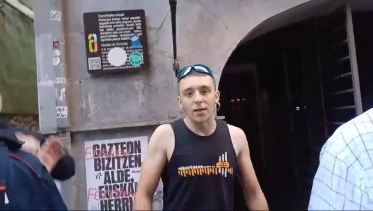 FOTOGRAFÍA. MONDRAGÓN (GUIPÚZCOA) LAS VASCONGADAS (REINO DE ESPAÑA), 13 DE ABRIL DE 2024. Fascistas vascos atacan VOX con botellas de cristal. Un grupo de fascistas filoetarras y zurdos ultras ha atacado este sábado una mesa informativa de VOX en Mondragón —un municipio español perteneciente a la comarca del Alto Deva, provincia de Guipúzcoa (Comunidad autónoma de las Vascongadas), con una población de 22.051 habitantes según la revisión del padrón municipal a 1 de enero de 2013 publicada por el Instituto Nacional de Estadística—, donde simpatizantes y militantes de la Resistencia han tenido que ser protegidos por la los profesionales de la Policía autonómica Ertzaintza del "lanzamiento de botellas". Lasvocesdelpueblo (Ñ Pueblo)