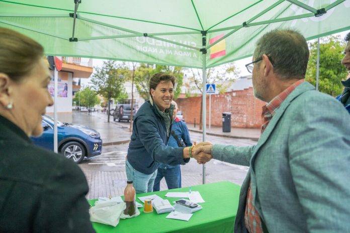 FOTOGRAFÍA. ROSAS (GERONA) CATALUÑA (REINO DE ESPAÑA), 28 DE ABRIL DE 2024. Tarradas y Mejías piden el voto en Gerona en defensa propia. La diputada de VOX por Barcelona al Congreso de los Diputados, María Caridad Mejías Sánchez (Carina Mejías), ha arropado este domingo al cabeza de lista por Gerona al Parlament de Catalunya, Alberto Tarradas Peneque, bajo una lluvia que se ha convertido hoy en el principal protagonista del primer domingo de campaña electoral de las elecciones catalanas del próximo domingo, 12 de mayo. Lasvocesdelpueblo (Ñ Pueblo)