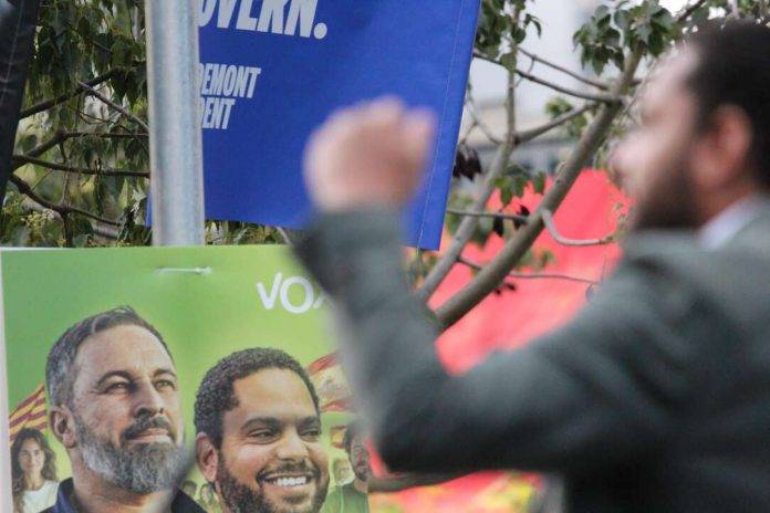 FOTOGRAFÍA. BARCELONA (REINO DE REINO DE ESPAÑA), 26 DE ABRIL DE 2024. VOX impulsará un plan en contra islamización de Cataluña. Garriga recibido a gritos de "Presidente de la Generalitat". Primer mitin de campaña electoral de VOX para las elecciones catalanas del próximo domingo 12 de mayo de 2024. "En defensa propia", han participado: la candidato número dos de VOX por Barcelona al Parlament de Catalunya, María Elisa García Fuster, el candidato número 3 por Barcelona, Joan Garriga Doménech; la portavoz del Grupo Parlamentario de VOX en el Congreso de los Diputados, María José Rodríguez de Millán Parro (Pepa Millán); y el candidato de VOX a President del Govern de la Generalitat de Cataluña y cabeza de lista por Barcelona, Ignacio Garriga Vaz de Conceiçao, en la Rambla Prim con Avenida Diagonal de Barcelona, donde se ha podido registrar carteles de propaganda electoral del prófugo de la Justicia española y candidato de la derechista cobarde separatista Junts per Catalunya (JxCat), Carles Puigdemont Casamajó, y sobre todo el orgullo español y muñeco de Puigdemont preso en una carpa de campaña electoral de VOX. Lasvocesdelpueblo (Ñ Pueblo)