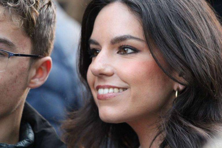 FOTOGRAFÍA. BARCELONA (REINO DE REINO DE ESPAÑA), 26 DE ABRIL DE 2024. Millán: El PP siempre sale al rescate de Sánchez. Primer mitin de campaña electoral de VOX para las elecciones catalanas del próximo domingo 12 de mayo de 2024. "En defensa propia", han participado: la candidato número dos de VOX por Barcelona al Parlament de Catalunya, María Elisa García Fuster, el candidato número 3 por Barcelona, Joan Garriga Doménech; la portavoz del Grupo Parlamentario de VOX en el Congreso de los Diputados, María José Rodríguez de Millán Parro (Pepa Millán); y el candidato de VOX a President del Govern de la Generalitat de Cataluña y cabeza de lista por Barcelona, Ignacio Garriga Vaz de Conceiçao, en la Rambla Prim con Avenida Diagonal de Barcelona, donde se ha podido registrar carteles de propaganda electoral del prófugo de la Justicia española y candidato de la derechista cobarde separatista Junts per Catalunya (JxCat), Carles Puigdemont Casamajó, y sobre todo el orgullo español y muñeco de Puigdemont preso en una carpa de campaña electoral de VOX. Lasvocesdelpueblo (Ñ Pueblo)