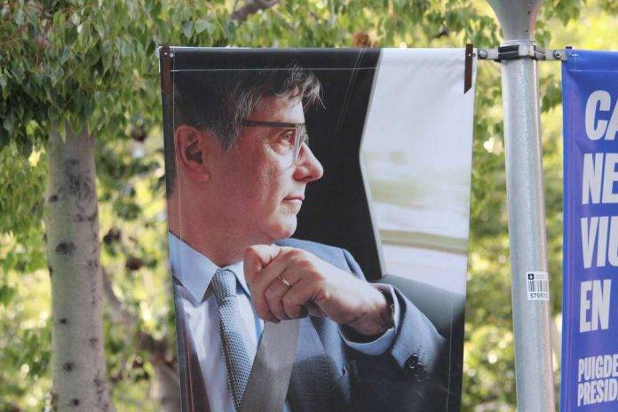 Garriga recibido a gritos de Presidente de la Generalitat (2) FOTOGRAFÍA. BARCELONA (REINO DE REINO DE ESPAÑA), 26 DE ABRIL DE 2024. Puigdemont rechaza el "sectarismos" y pide 'unidad". Puigdemont: "Esto solo acaba de dos maneras: o Junts o Tripartito". Primer mitin de campaña electoral de VOX para las elecciones catalanas del próximo domingo 12 de mayo de 2024. "En defensa propia", han participado: la candidato número dos de VOX por Barcelona al Parlament de Catalunya, María Elisa García Fuster, el candidato número 3 por Barcelona, Joan Garriga Doménech; la portavoz del Grupo Parlamentario de VOX en el Congreso de los Diputados, María José Rodríguez de Millán Parro (Pepa Millán); y el candidato de VOX a President del Govern de la Generalitat de Cataluña y cabeza de lista por Barcelona, Ignacio Garriga Vaz de Conceiçao, en la Rambla Prim con Avenida Diagonal de Barcelona, donde se ha podido registrar carteles de propaganda electoral del prófugo de la Justicia española y candidato de la derechista cobarde separatista Junts per Catalunya (JxCat), Carles Puigdemont Casamajó, y sobre todo el orgullo español y muñeco de Puigdemont preso en una carpa de campaña electoral de VOX. Lasvocesdelpueblo (Ñ Pueblo)