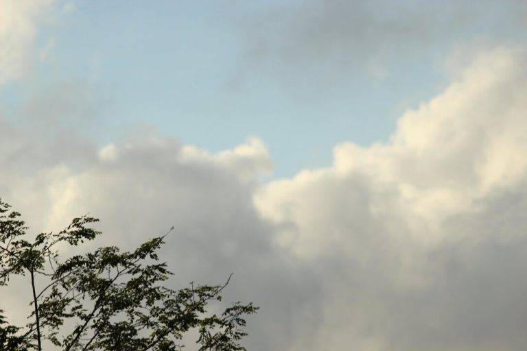 FOTOGRAFÍA. BARCELONA (REINO DE REINO DE ESPAÑA), 26 DE ABRIL DE 2024. Aumento de temperaturas en la mayor parte del Reino de España. Lluvias acompañadas de tormenta en España. Jornada de lluvias con tormentas en España . Un flujo de norte dejará cielos nubosos y lluvias en España. Jornada de lluvias intensas en España . Primer mitin de campaña electoral de VOX para las elecciones catalanas del próximo domingo 12 de mayo de 2024. "En defensa propia", han participado: la candidato número dos de VOX por Barcelona al Parlament de Catalunya, María Elisa García Fuster, el candidato número 3 por Barcelona, Joan Garriga Doménech; la portavoz del Grupo Parlamentario de VOX en el Congreso de los Diputados, María José Rodríguez de Millán Parro (Pepa Millán); y el candidato de VOX a President del Govern de la Generalitat de Cataluña y cabeza de lista por Barcelona, Ignacio Garriga Vaz de Conceiçao, en la Rambla Prim con Avenida Diagonal de Barcelona, donde se ha podido registrar carteles de propaganda electoral del prófugo de la Justicia española y candidato de la derechista cobarde separatista Junts per Catalunya (JxCat), Carles Puigdemont Casamajó, y sobre todo el orgullo español y muñeco de Puigdemont preso en una carpa de campaña electoral de VOX. Temperaturas, sombrillas, el tiempo. Lasvocesdelpueblo (Ñ Pueblo)