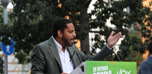 FOTOGRAFÍA. BARCELONA (REINO DE REINO DE ESPAÑA), 26 DE ABRIL DE 2024. Auditoría no ve nada de "irregular" o "ilegal" en VOX Cataluña. Garriga llama a la rebelión del sentido común en defensa propia El candidato a President Garriga recibido a gritos de "Presidente de la Generalitat". Primer mitin de campaña electoral de VOX para las elecciones catalanas del próximo domingo 12 de mayo de 2024. "En defensa propia", han participado: la candidato número dos de VOX por Barcelona al Parlament de Catalunya, María Elisa García Fuster, el candidato número 3 por Barcelona, Joan Garriga Doménech; la portavoz del Grupo Parlamentario de VOX en el Congreso de los Diputados, María José Rodríguez de Millán Parro (Pepa Millán); y el candidato de VOX a President del Govern de la Generalitat de Cataluña y cabeza de lista por Barcelona, Ignacio Garriga Vaz de Conceiçao, en la Rambla Prim con Avenida Diagonal de Barcelona, donde se ha podido registrar carteles de propaganda electoral del prófugo de la Justicia española y candidato de la derechista cobarde separatista Junts per Catalunya (JxCat), Carles Puigdemont Casamajó, y sobre todo el orgullo español y muñeco de Puigdemont preso en una carpa de campaña electoral de VOX. Lasvocesdelpueblo (Ñ Pueblo)