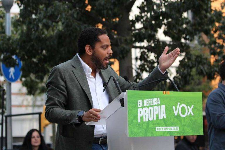 FOTOGRAFÍA. BARCELONA (REINO DE REINO DE ESPAÑA), 26 DE ABRIL DE 2024. Auditoría no ve nada de "irregular" o "ilegal" en VOX Cataluña. Garriga llama a la rebelión del sentido común en defensa propia El candidato a President Garriga recibido a gritos de "Presidente de la Generalitat". Primer mitin de campaña electoral de VOX para las elecciones catalanas del próximo domingo 12 de mayo de 2024. "En defensa propia", han participado: la candidato número dos de VOX por Barcelona al Parlament de Catalunya, María Elisa García Fuster, el candidato número 3 por Barcelona, Joan Garriga Doménech; la portavoz del Grupo Parlamentario de VOX en el Congreso de los Diputados, María José Rodríguez de Millán Parro (Pepa Millán); y el candidato de VOX a President del Govern de la Generalitat de Cataluña y cabeza de lista por Barcelona, Ignacio Garriga Vaz de Conceiçao, en la Rambla Prim con Avenida Diagonal de Barcelona, donde se ha podido registrar carteles de propaganda electoral del prófugo de la Justicia española y candidato de la derechista cobarde separatista Junts per Catalunya (JxCat), Carles Puigdemont Casamajó, y sobre todo el orgullo español y muñeco de Puigdemont preso en una carpa de campaña electoral de VOX. Lasvocesdelpueblo (Ñ Pueblo)