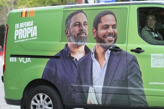 FOTOGRAFÍA. BARCELONA (REINO DE REINO DE ESPAÑA), 26 DE ABRIL DE 2024. VOX robustece su poder en los sondeos del 12M catalán. Garriga recibido a gritos de "Presidente de la Generalitat". Primer mitin de campaña electoral de VOX para las elecciones catalanas del próximo domingo 12 de mayo de 2024. "En defensa propia", han participado: la candidato número dos de VOX por Barcelona al Parlament de Catalunya, María Elisa García Fuster, el candidato número 3 por Barcelona, Joan Garriga Doménech; la portavoz del Grupo Parlamentario de VOX en el Congreso de los Diputados, María José Rodríguez de Millán Parro (Pepa Millán); y el candidato de VOX a President del Govern de la Generalitat de Cataluña y cabeza de lista por Barcelona, Ignacio Garriga Vaz de Conceiçao, en la Rambla Prim con Avenida Diagonal de Barcelona, donde se ha podido registrar carteles de propaganda electoral del prófugo de la Justicia española y candidato de la derechista cobarde separatista Junts per Catalunya (JxCat), Carles Puigdemont Casamajó, y sobre todo el orgullo español y muñeco de Puigdemont preso en una carpa de campaña electoral de VOX. Lasvocesdelpueblo (Ñ Pueblo)
