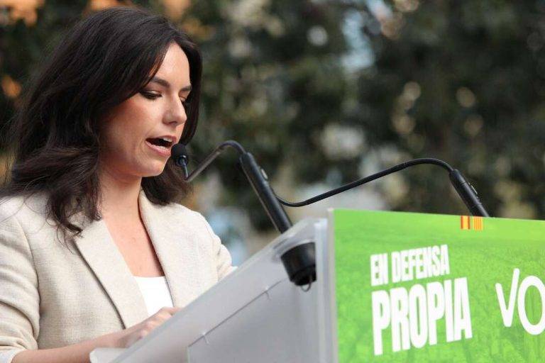 FOTOGRAFÍA. BARCELONA (REINO DE REINO DE ESPAÑA), 26 DE ABRIL DE 2024. Totales de Pepa Millán en defensa propia. Primer mitin de campaña electoral de VOX para las elecciones catalanas del próximo domingo 12 de mayo de 2024. "En defensa propia", han participado: la candidato número dos de VOX por Barcelona al Parlament de Catalunya, María Elisa García Fuster, el candidato número 3 por Barcelona, Joan Garriga Doménech; la portavoz del Grupo Parlamentario de VOX en el Congreso de los Diputados, María José Rodríguez de Millán Parro (Pepa Millán) (en la imagen); y el candidato de VOX a President del Govern de la Generalitat de Cataluña y cabeza de lista por Barcelona, Ignacio Garriga Vaz de Conceiçao, en la Rambla Prim con Avenida Diagonal de Barcelona, donde se ha podido registrar carteles de propaganda electoral del prófugo de la Justicia española y candidato de la derechista cobarde separatista Junts per Catalunya (JxCat), Carles Puigdemont Casamajó, y sobre todo el orgullo español y muñeco de Puigdemont preso en una carpa de campaña electoral de VOX. Lasvocesdelpueblo (Ñ Pueblo)