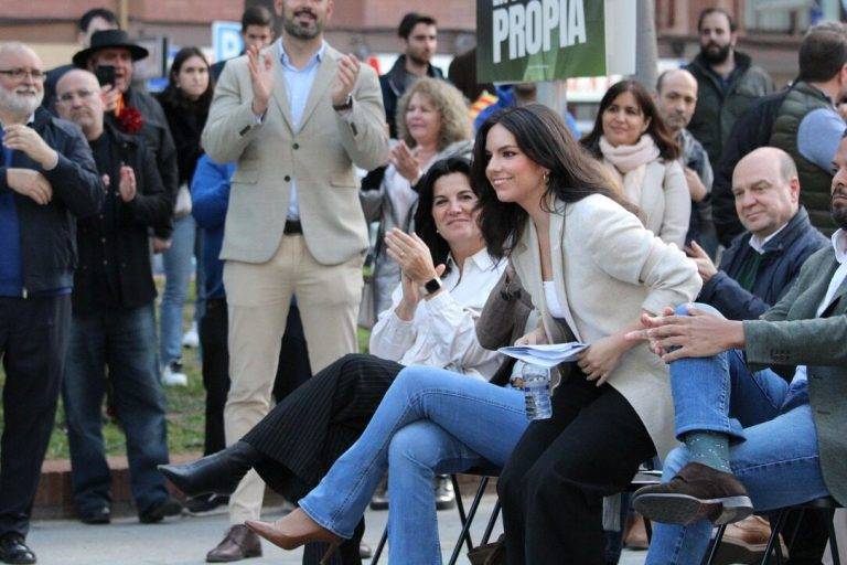 FOTOGRAFÍA. BARCELONA (REINO DE REINO DE ESPAÑA), 26 DE ABRIL DE 2024. Millán: Vamos a trabajar para que Puigdemont vuelva a prisión. Primer mitin de campaña electoral de VOX para las elecciones catalanas del próximo domingo 12 de mayo de 2024. "En defensa propia", han participado: la candidato número dos de VOX por Barcelona al Parlament de Catalunya, María Elisa García Fuster, el candidato número 3 por Barcelona, Joan Garriga Doménech; la portavoz del Grupo Parlamentario de VOX en el Congreso de los Diputados, María José Rodríguez de Millán Parro (Pepa Millán) (2 d); y el candidato de VOX a President del Govern de la Generalitat de Cataluña y cabeza de lista por Barcelona, Ignacio Garriga Vaz de Conceiçao, en la Rambla Prim con Avenida Diagonal de Barcelona, donde se ha podido registrar carteles de propaganda electoral del prófugo de la Justicia española y candidato de la derechista cobarde separatista Junts per Catalunya (JxCat), Carles Puigdemont Casamajó, y sobre todo el orgullo español y muñeco de Puigdemont preso en una carpa de campaña electoral de VOX. Lasvocesdelpueblo (Ñ Pueblo)