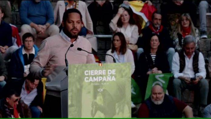 FOTOGRAFÍA. VITORIA (ÁLAVA) LAS VASCONGADAS (REINO DE ESPAÑA), 19 DE ABRIL DE 2024. El cabeza de lista de VOX por Barcelona al Parlament de Catalunya, Garriga señala a los enemigo para la libertad ante multitudes reunidos hoy en la capital alavesa de Vitoria para escucha la oferta verde de la mano del líder opositor español, Santiago Abascal Conde, la candidata a Lehendakari, María Amaia Martínez Grisaleña (Amaia Martínez), el resto de candidatos y el secretario general y candidato catalán al 12M, Ignacio Garriga Vaz de Conceição, en el acto de cierre de campaña electoral del partido de la clase obrera española, VOX, para las elecciones vascongadas del próximo domingo 21 de abril de 2024. Lasvocesdelpueblo (Ñ Pueblo)