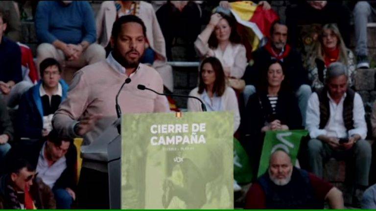 FOTOGRAFÍA. VITORIA (ÁLAVA) LAS VASCONGADAS (REINO DE ESPAÑA), 19 DE ABRIL DE 2024. El cabeza de lista de VOX por Barcelona al Parlament de Catalunya, Garriga señala a los enemigo para la libertad ante multitudes reunidos hoy en la capital alavesa de Vitoria para escucha la oferta verde de la mano del líder opositor español, Santiago Abascal Conde, la candidata a Lehendakari, María Amaia Martínez Grisaleña (Amaia Martínez), el resto de candidatos y el secretario general y candidato catalán al 12M, Ignacio Garriga Vaz de Conceição, en el acto de cierre de campaña electoral del partido de la clase obrera española, VOX, para las elecciones vascongadas del próximo domingo 21 de abril de 2024. Lasvocesdelpueblo (Ñ Pueblo)