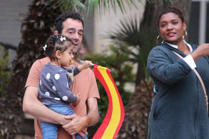 Gran acto electoral de VOX en Plaza de la Constitución de la barriada Bonavista de Tarragona, con Abascal, Ignacio Garriga y Sergio Macián (14) FOTOGRAFÍA. PLAZA DE LA CONSTITUCIÓN ESPAÑOLA DEL BARRIO BONAVISTA DE LA CIUDAD DE TARRAGONA (TARRAGONA) CATALUÑA (REINO DE ESPAÑA), 28 DE ABRIL DE 2024. Las temperaturas irán en ascenso en casi toda España. Vídeo gran acto 12M de VOX en Tarragona en defensa propia. Campaña Electoral Elecciones Catalanas del 12 de mayo de 2024 (12M). "Cataluña no aguanta más legislatura de chaladura separatista". Así sentenció hoy el candidato de VOX por Tarragona al Parlament de Catalunya para las elecciones 12M, Sergio Macián de Greef, fuertemente arropado por la cúpula nacional de VOX, liderada por el presidente del partido, Santiago Abascal Conde -quien se ha estrenado hoy en la campaña electoral catalana después de su histórica aparición en precampaña en Tarrasa (Barcelona)- y por el secretario general de VOX y candidato a President del Govern de la Generalitat de Catalunya, Ignacio Garriga Vaz de Conceiçao. Estuvieron presentes entre los integrantes de la candidatura del candidato Marcián, su número 2, Javier Ramírez Gutiérrez; su número 3, Isabel Lorenzo Medina; su número 4, Ricard Montero i Meca; su número 5, Isabel Segarra Clemente; su número 6, Paul Daniel Axinte; su número 7 y portavoz del Grupo Municipal en el Ayuntamiento de Tarragona, Judith Gómez García, entre otros, y varios centenares de simpatizantes y militantes -entre ellos los concejales y la diputada provincia tarraconense, Ana Belén Rodríguez Ros, en la emblemática plaza de la Constitución española en Tarragona. Lasvocesdelpueblo (Ñ Pueblo)
