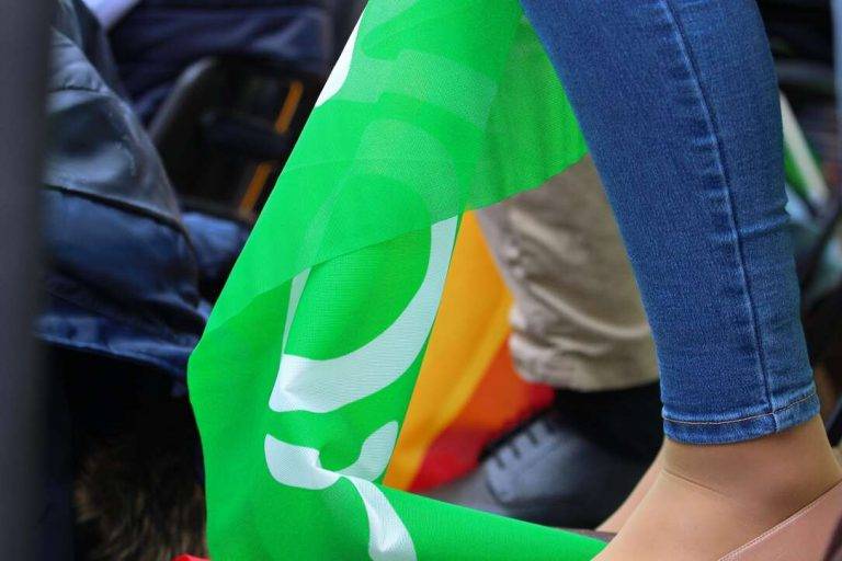 FOTOGRAFÍA. PLAZA DE LA CONSTITUCIÓN ESPAÑOLA DEL BARRIO BONAVISTA DE LA CIUDAD DE TARRAGONA (TARRAGONA) CATALUÑA (REINO DE ESPAÑA), 28 DE ABRIL DE 2024. Fotos gran acto de campaña VOX en Tarragona en defensa propia. Campaña Electoral Elecciones Catalanas del 12 de mayo de 2024 (12M). "Cataluña no aguanta más legislatura de chaladura separatista". Así sentenció hoy el candidato de VOX por Tarragona al Parlament de Catalunya para las elecciones 12M, Sergio Macián de Greef, fuertemente arropado por la cúpula nacional de VOX, liderada por el presidente del partido, Santiago Abascal Conde -quien se ha estrenado hoy en la campaña electoral catalana después de su histórica aparición en precampaña en Tarrasa (Barcelona)- y por el secretario general de VOX y candidato a President del Govern de la Generalitat de Catalunya, Ignacio Garriga Vaz de Conceiçao. Estuvieron presentes entre los integrantes de la candidatura del candidato Marcián, su número 2, Javier Ramírez Gutiérrez; su número 3, Isabel Lorenzo Medina; su número 4, Ricard Montero i Meca; su número 5, Isabel Segarra Clemente; su número 6, Paul Daniel Axinte; su número 7 y portavoz del Grupo Municipal en el Ayuntamiento de Tarragona, Judith Gómez García, entre otros, y varios centenares de simpatizantes y militantes -entre ellos los concejales y la  diputada provincia tarraconense, Ana Belén Rodríguez Ros, en la emblemática plaza de la Constitución española en Tarragona. Lasvocesdelpueblo (Ñ Pueblo)