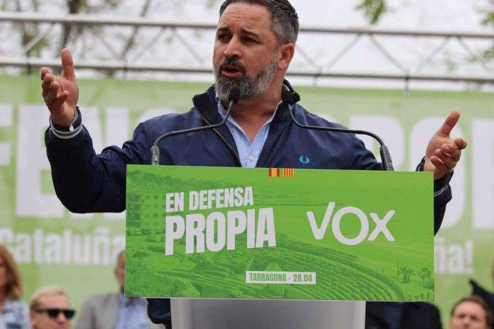 FOTOGRAFÍA. PLAZA DE LA CONSTITUCIÓN ESPAÑOLA DEL BARRIO BONAVISTA DE LA CIUDAD DE TARRAGONA (TARRAGONA) CATALUÑA (REINO DE ESPAÑA), 28 DE ABRIL DE 2024. Abascal: "La oposición es VOX" y "hay que resistir". El líder de la oposición ha hecho estas manifestaciones en una entrevista con Ok Diario. Campaña Electoral Elecciones Catalanas del 12 de mayo de 2024 (12M). "Cataluña no aguanta más legislatura de chaladura separatista". Así sentenció hoy el candidato de VOX por Tarragona al Parlament de Catalunya para las elecciones 12M, Sergio Macián de Greef, fuertemente arropado por la cúpula nacional de VOX, liderada por el presidente del partido, Santiago Abascal Conde (en la imagen) -quien se ha estrenado hoy en la campaña electoral catalana después de su histórica aparición en precampaña en Tarrasa (Barcelona)- y por el secretario general de VOX y candidato a President del Govern de la Generalitat de Catalunya, Ignacio Garriga Vaz de Conceiçao. Estuvieron presentes entre los integrantes de la candidatura del candidato Marcián, su número 2, Javier Ramírez Gutiérrez; su número 3, Isabel Lorenzo Medina; su número 4, Ricard Montero i Meca; su número 5, Isabel Segarra Clemente; su número 6, Paul Daniel Axinte; su número 7 y portavoz del Grupo Municipal en el Ayuntamiento de Tarragona, Judith Gómez García, entre otros, y varios centenares de simpatizantes y militantes -entre ellos los concejales y la  diputada provincia tarraconense, Ana Belén Rodríguez Ros, en la emblemática plaza de la Constitución española en Tarragona. Lasvocesdelpueblo (Ñ Pueblo)