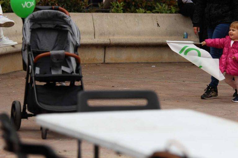 FOTOGRAFÍA. PLAZA DE LA CONSTITUCIÓN ESPAÑOLA DEL BARRIO BONAVISTA DE LA CIUDAD DE TARRAGONA (TARRAGONA) CATALUÑA (REINO DE ESPAÑA), 28 DE ABRIL DE 2024. Viento con rachas muy fuertes en España. Campaña Electoral Elecciones Catalanas del 12 de mayo de 2024 (12M). "Cataluña no aguanta más legislatura de chaladura separatista". Así sentenció hoy el candidato de VOX por Tarragona al Parlament de Catalunya para las elecciones 12M, Sergio Macián de Greef, fuertemente arropado por la cúpula nacional de VOX, liderada por el presidente del partido, Santiago Abascal Conde -quien se ha estrenado hoy en la campaña electoral catalana después de su histórica aparición en precampaña en Tarrasa (Barcelona)- y por el secretario general de VOX y candidato a President del Govern de la Generalitat de Catalunya, Ignacio Garriga Vaz de Conceiçao (d), Estuvieron presentes entre los integrantes de la candidatura del candidato Marcián, su número 2, Javier Ramírez Gutiérrez; su número 3, Isabel Lorenzo Medina; su número 4, Ricard Montero i Meca; su número 5, Isabel Segarra Clemente; su número 6, Paul Daniel Axinte; su número 7 y portavoz del Grupo Municipal en el Ayuntamiento de Tarragona, Judith Gómez García, entre otros, y varios centenares de simpatizantes y militantes -entre ellos los concejales y la  diputada provincia tarraconense, Ana Belén Rodríguez Ros, en la emblemática plaza de la Constitución española en Tarragona. Lasvocesdelpueblo (Ñ Pueblo)