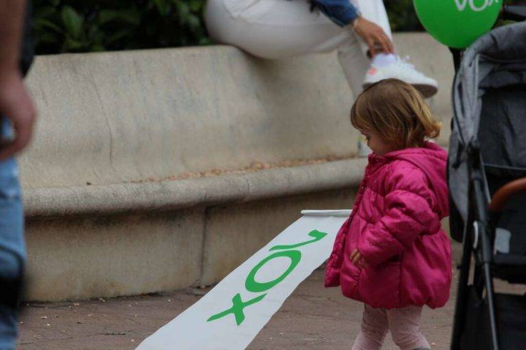 FOTOGRAFÍA. PLAZA DE LA CONSTITUCIÓN ESPAÑOLA DEL BARRIO BONAVISTA DE LA CIUDAD DE TARRAGONA (TARRAGONA) CATALUÑA (REINO DE ESPAÑA), 28 DE ABRIL DE 2024. Programa Electoral 12M Cataluña de VOX en defensa propia. Campaña Electoral Elecciones Catalanas del 12 de mayo de 2024 (12M). "Cataluña no aguanta más legislatura de chaladura separatista". Así sentenció hoy el candidato de VOX por Tarragona al Parlament de Catalunya para las elecciones 12M, Sergio Macián de Greef, fuertemente arropado por la cúpula nacional de VOX, liderada por el presidente del partido, Santiago Abascal Conde -quien se ha estrenado hoy en la campaña electoral catalana después de su histórica aparición en precampaña en Tarrasa (Barcelona)- y por el secretario general de VOX y candidato a President del Govern de la Generalitat de Catalunya, Ignacio Garriga Vaz de Conceiçao (d), Estuvieron presentes entre los integrantes de la candidatura del candidato Marcián, su número 2, Javier Ramírez Gutiérrez; su número 3, Isabel Lorenzo Medina; su número 4, Ricard Montero i Meca; su número 5, Isabel Segarra Clemente; su número 6, Paul Daniel Axinte; su número 7 y portavoz del Grupo Municipal en el Ayuntamiento de Barcelona, Judith Gómez García, entre otros, y varios centenares de simpatizantes y militantes -entre ellos los concejales y la  diputada provincia tarraconense, Ana Belén Rodríguez Ros, en la emblemática plaza de la Constitución española en Tarragona. Lasvocesdelpueblo (Ñ Pueblo)