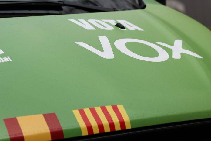 FOTOGRAFÍA. PLAZA DE LA CONSTITUCIÓN ESPAÑOLA DEL BARRIO BONAVISTA DE LA CIUDAD DE TARRAGONA (TARRAGONA) CATALUÑA (REINO DE ESPAÑA), 28 DE ABRIL DE 2024. Campaña Electoral Elecciones Catalanas del 12 de mayo de 2024 (12M). VOX no va a ceder ni un milímetro en la defensa de la memoria. "Cataluña no aguanta más legislatura de chaladura separatista". Así sentenció hoy el candidato de VOX por Tarragona al Parlament de Catalunya para las elecciones 12M, Sergio Macián de Greef, fuertemente arropado por la cúpula nacional de VOX, liderada por el presidente del partido, Santiago Abascal Conde -quien se ha estrenado hoy en la campaña electoral catalana después de su histórica aparición en precampaña en Tarrasa (Barcelona)- y por el secretario general de VOX y candidato a President del Govern de la Generalitat de Catalunya, Ignacio Garriga Vaz de Conceiçao (d), Estuvieron presentes entre los integrantes de la candidatura del candidato Marcián, su número 2, Javier Ramírez Gutiérrez; su número 3, Isabel Lorenzo Medina; su número 4, Ricard Montero i Meca; su número 5, Isabel Segarra Clemente; su número 6, Paul Daniel Axinte; su número 7 y portavoz del Grupo Municipal en el Ayuntamiento de Barcelona, Judith Gómez García, entre otros, y varios centenares de simpatizantes y militantes -entre ellos los concejales y la  diputada provincia tarraconense, Ana Belén Rodríguez Ros, en la emblemática plaza de la Constitución española en Tarragona. Lasvocesdelpueblo (Ñ Pueblo)