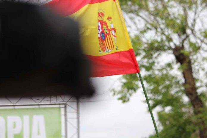 FOTOGRAFÍA. PLAZA DE LA CONSTITUCIÓN ESPAÑOLA DEL BARRIO BONAVISTA DE LA CIUDAD DE TARRAGONA (TARRAGONA) CATALUÑA (REINO DE ESPAÑA), 28 DE ABRIL DE 2024. Lluvias y tormenta ocasional en España . Campaña Electoral Elecciones Catalanas del 12 de mayo de 2024 (12M). "Cataluña no aguanta más legislatura de chaladura separatista". Así sentenció hoy el candidato de VOX por Tarragona al Parlament de Catalunya para las elecciones 12M, Sergio Macián de Greef, fuertemente arropado por la cúpula nacional de VOX, liderada por el presidente del partido, Santiago Abascal Conde -quien se ha estrenado hoy en la campaña electoral catalana después de su histórica aparición en precampaña en Tarrasa (Barcelona)- y por el secretario general de VOX y candidato a President del Govern de la Generalitat de Catalunya, Ignacio Garriga Vaz de Conceiçao (d), Estuvieron presentes entre los integrantes de la candidatura del candidato Marcián, su número 2, Javier Ramírez Gutiérrez; su número 3, Isabel Lorenzo Medina; su número 4, Ricard Montero i Meca; su número 5, Isabel Segarra Clemente; su número 6, Paul Daniel Axinte; su número 7 y portavoz del Grupo Municipal en el Ayuntamiento de Barcelona, Judith Gómez García, entre otros, y varios centenares de simpatizantes y militantes -entre ellos los concejales y la  diputada provincia tarraconense, Ana Belén Rodríguez Ros, en la emblemática plaza de la Constitución española en Tarragona. Lasvocesdelpueblo (Ñ Pueblo)