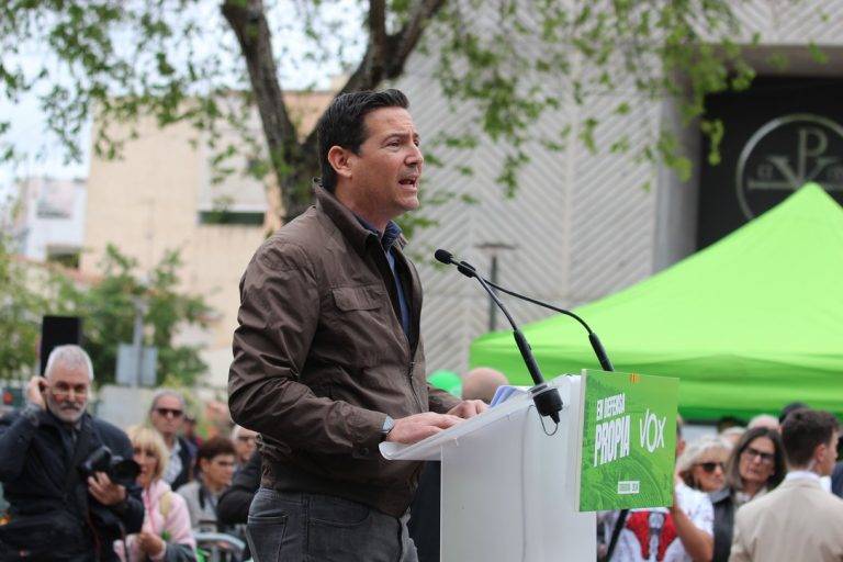 FOTOGRAFÍA. PLAZA DE LA CONSTITUCIÓN ESPAÑOLA DEL BARRIO BONAVISTA DE LA CIUDAD DE TARRAGONA (TARRAGONA) CATALUÑA (REINO DE ESPAÑA), 28 DE ABRIL DE 2024. Campaña Electoral Elecciones Catalanas del 12 de mayo de 2024 (12M). "Cataluña no aguanta más legislatura de chaladura separatista". Así sentenció hoy el candidato de VOX por Tarragona al Parlament de Catalunya para las elecciones 12M, Sergio Macián de Greef (en la imagen), fuertemente arropado por la cúpula nacional de VOX, liderada por el presidente del partido, Santiago Abascal Conde -quien se ha estrenado hoy en la campaña electoral catalana después de su histórica aparición en precampaña en Tarrasa (Barcelona)- y por el secretario general de VOX y candidato a President del Govern de la Generalitat de Catalunya, Ignacio Garriga Vaz de Conceiçao. Estuvieron presentes entre los integrantes de la candidatura del candidato Marcián, su número 2, Javier Ramírez Gutiérrez; su número 3, Isabel Lorenzo Medina; su número 4, Ricard Montero i Meca; su número 5, Isabel Segarra Clemente; su número 6, Paul Daniel Axinte; su número 7 y portavoz del Grupo Municipal en el Ayuntamiento de Tarragona, Judith Gómez García, entre otros, y varios centenares de simpatizantes y militantes -entre ellos los concejales y la  diputada provincia tarraconense, Ana Belén Rodríguez Ros, en la emblemática plaza de la Constitución española en Tarragona. Lasvocesdelpueblo (Ñ Pueblo)