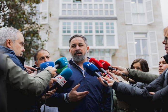 FOTOGRAFÍA. VITORIA (ÁLAVA) LAS VASCONGADAS (REINO DE ESPAÑA), 18 DE ABRIL DE 2024. Abascal: "Se pueden ir a la mierda Otxandiano y Otegi". El presidente de VOX, Santiago Abascal Conde, continúa con la campaña electoral de las Vascongadas, donde participará en distintos actos acompañado de la candidata de VOX a presidir el gobierno vasco, María Amaia Grisaleña (Amaia Martínez), Mesa informativa con afiliados y canutazo a medios sobre las 12:20 horas en Plaza del Arca de Vitoria (Álava). Lasvocesdelpueblo (Ñ Pueblo)