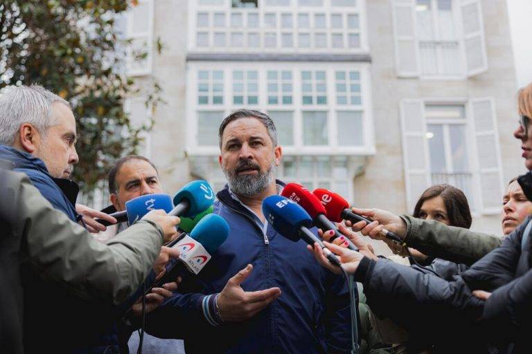 FOTOGRAFÍA. VITORIA (ÁLAVA) LAS VASCONGADAS (REINO DE ESPAÑA), 18 DE ABRIL DE 2024. Abascal: "Se pueden ir a la mierda Otxandiano y Otegi". El presidente de VOX, Santiago Abascal Conde, continúa con la campaña electoral de las Vascongadas, donde participará en distintos actos acompañado de la candidata de VOX a presidir el gobierno vasco, María Amaia Grisaleña (Amaia Martínez), Mesa informativa con afiliados y canutazo a medios sobre las 12:20 horas en Plaza del Arca de Vitoria (Álava). Lasvocesdelpueblo (Ñ Pueblo)