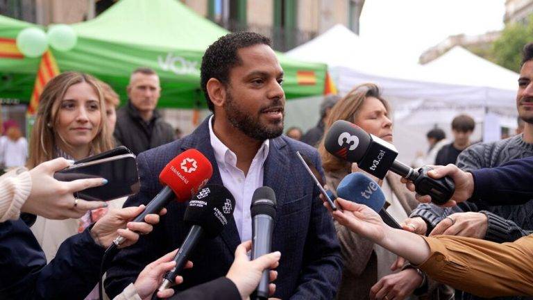 FOTOGRAFÍA. BARCELONA (REINO DE ESPAÑA), 23 DE ABRIL DE 2024. Ignacio Garriga Vaz de Conceiçao, el candidato al Presidente del Govern de la Generalitat de Catalunya y  cabeza de de lista por Barcelona de las clases obreras VOX al 12M por Barcelona, junto a la número dos y número 6 de su lista, María Elisa García Fuster y Júlia Calvet Puig, respectivamente, y del presidente del Grupo Municipal de VOX en el Ayuntamiento de Barcelona, Gonzalo de Oro-Pulido Plaza, ha aprovechado para felicitar a todos los catalanes por el "día de su patrón". Garriga ha asegurado que "seguiremos plantando cara al separatismo y al socialismo que ha condenado a muchas generaciones a la decadencia y a la falta de prosperidad". Lasvocesdelpueblo (Ñ Pueblo)