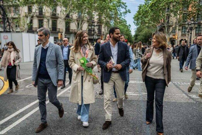 FOTOGRAFÍA. BARCELONA (REINO DE ESPAÑA), 23 DE ABRIL DE 2024. Ignacio Garriga Vaz de Conceiçao, el candidato al Presidente del Govern de la Generalitat de Catalunya y  cabeza de de lista por Barcelona de las clases obreras VOX al 12M por Barcelona, junto a la número dos y número 6 de su lista, María Elisa García Fuster y Júlia Calvet Puig, respectivamente, y del presidente del Grupo Municipal de VOX en el Ayuntamiento de Barcelona, Gonzalo de Oro-Pulido Plaza, ha aprovechado para felicitar a todos los catalanes por el "día de su patrón". Garriga ha asegurado que "seguiremos plantando cara al separatismo y al socialismo que ha condenado a muchas generaciones a la decadencia y a la falta de prosperidad". Lasvocesdelpueblo (Ñ Pueblo)