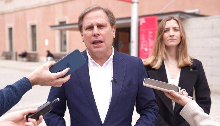 FOTOGRAFÍA. BARCELONA (REINO DE ESPAÑA), 25 DE ABRIL DE 2024. CANCELACIÓN DEBATE ELECTORAL UNIVERSIDAD POMPEU FABRA (UPF)| La Junta Electoral da razón a VOX y UPF cancela su debate excluyente. Para el presidente de VOX en Barcelona, Joan Garriga Doménech, junto a la número 6 por Barcelona al Parlament de Catalunya, Julia Calvet Puig, "esto demuestra que no hay libertad política en Cataluña". Lasvocesdelpueblo (Ñ Pueblo)