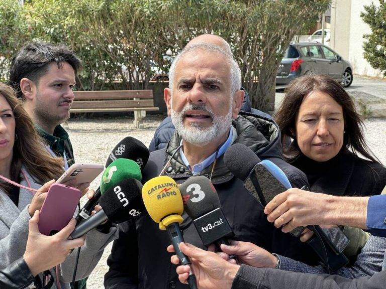 FOTOGRAFÍA. ARGELÈS-SUR-MER (FRANCIA), 26 DE ABRIL DE 2024. La batalla anti Puigdemont de Cs llega a Argelès. Carlos Carrizosa Torres, candidato de Ciutadans, se ha desplazado esta mañana al sur de Francia, centro electoral de la candidatura de Carles Puigdemont, Junts per Catalunya (JxCat), para explicarle las diferencias entre un prófugo de la justicia y un "exiliado". Lasvocesdelpueblo (Ñ Pueblo)