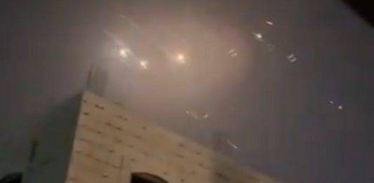 FOTOGRAFÍA. HEBRÓN (CISJORDANIA) PALESTINA, 13 DE ABRIL DE 2024. Irán inicia su ataque masivo contra Israel. Israel intercepta drones y misiles iraníes en Hebrón -una localidad palestina situada en Cisjordania, y una de las ciudades permanentemente habitadas más antiguas de Oriente Próximo, situada a 30 kilómetros al sur de Jerusalén y enclavada en los montes de Judea, se encuentra a 930 metros por encima del nivel del mar-. Irán inicia su ataque masivo contra Israel; la ofensiva islamista, hasta ayer viernes inminente, ha comenzado finalmente este sábado lanzamiento masivo de drones iraníes hacia el pueblo hebreo, al menos una decenas en las primeras horas. Fuentes militares de las Fuerzas de Defensa de israel (FDI) contabilizan hasta ahora un total de 185 drones, 120 misiles balísticos y 36 misiles de crucero lanzados desde Irán e interceptados por Israel. Gabinete Primer Ministro de Israel/Lasvocesdelpueblo (Ñ Pueblo) 