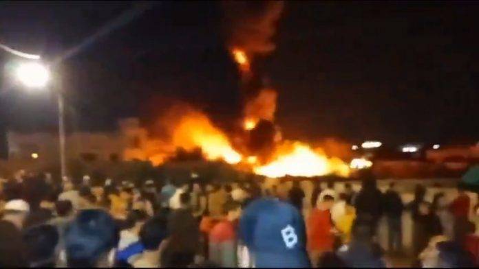 FOTOGRAFÍA. AMMÁN (JORDANIA), 13 DE ABRIL DE 2024. Irán y socios atacan Israel y dejan malherida a una niña. Un incendio en Jordania provocado por un misil iraní que iba rumbo a Israel. Irán inicia su ataque masivo contra Israel; la ofensiva islamista, hasta ayer viernes inminente, ha comenzado finalmente este sábado lanzamiento masivo de drones iraníes hacia el pueblo hebreo, al menos una decenas en las primeras horas. Fuentes militares de las Fuerzas de Defensa de israel (FDI) contabilizan hasta ahora un total de 185 drones, 120 misiles balísticos y 36 misiles de crucero lanzados desde Irán e interceptados por Israel. Gabinete Primer Ministro de Israel/Lasvocesdelpueblo (Ñ Pueblo)