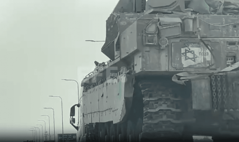 FOTOGRAFÍA. SUR DE ISRAEL (ISRAEL), FRONTERA CON SUR DE GAZA (PALESTINA), 25 DE ABRIL DE 2024. Israel prepara ofensiva en el sur de Gaza. Transportes blindados israelíes se han congregado en un punto en la frontera sur de Israel con la Franja de Gaza. Captura imágenes Efe/Lasvocesdelpueblo (Ñ Pueblo)