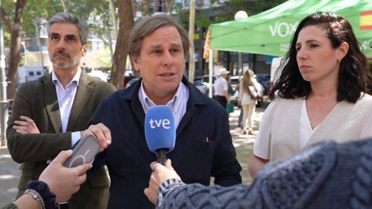 FOTOGRAFÍA. BARCELONA (REINO DE ESPAÑA), 16 DE ABRIL DE 2024. Buxadé y Garriga participarán en el 1° de mayo en Hospitalet. El candidato de VOX número 3 por Barcelona al Parlament de Catalunya, Joan Garriga Doménech (c), esta mañana en Plaza de la Palmera del Distrito Sant Marín de la Ciudad de Barcelona, junto a la diputada por Almería al Congreso de los Diputados, Rocío de Meer Méndez (d), y al Presidente del Grupo Municipal informó de VOX en el Ayuntamiento de Barcelona, Gonzalo de Oro-Pulido Plaza (i), donde ha reafirmado el compromiso de su formación para la clase trabajadora, convocando junto al Sindicato para la Defensa de los Trabajadores de España (SOLIDARIDAD), la protesta del Primero de Mayo de 2024 en Hospitalet de Llobregat. Lasvocesdelpueblo (Ñ Pueblo) 