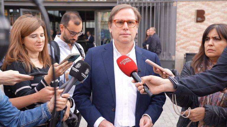 FOTOGRAFÍA. BARCELONA (REINO DE ESPAÑA), 15 DE ABRIL DE 2024. VOX denuncia los 5.500.000 € que recibe PIMEC de Cañete. El candidato número tres de VOX por Barcelona al Parlament de Catalunya y líder provincial de la Resistencia, Joan Garriga Doménech, ha advertido hoy al empresario del régimen, Antoni Cañete Martos, de que VOX no nació para defender los intereses de la burguesía sino los del pueblo y no piensa cambiar su discurso respecto a las subvenciones a partidos políticos, sindicatos y patronales aunque para ello tenga que sufrir una exclusión de una debate electoral del 12M por parte de una patronal. Efe