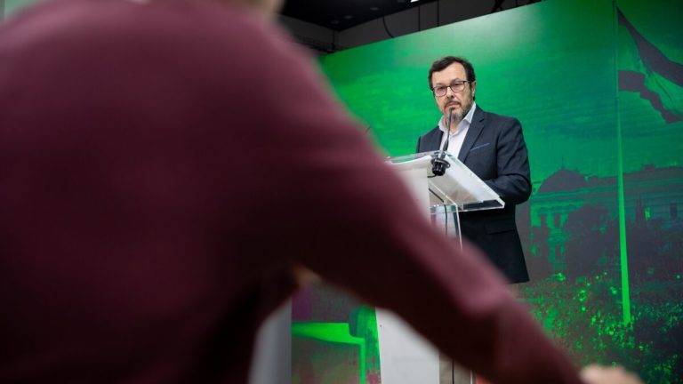 FOTOGRAFÍA. MADRID (REINO DE ESPAÑA), 08 DE ABRIL DE 2024. El 9J sólo hay 2 opciones: VOX y los progres (Sumar + filoetarras + PP + separatistas + PSOE + Podemos) . Terribles consecuencias de la inmigración ilegal y masiva. El portavoz de VOX, José Antonio Fúster Lamelas, en declaraciones ante los medios de comunicación durante la rueda de prensa posterior a la reunión del Comité de Acción Política (CAP) del partido d ela clase obrera española, celebrado en la sede nacional de calle Bambú 12 de la capital del Reino de España, Madrid.