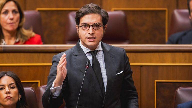 FOTOGRAFÍA. MADRID (REINO DE ESPAÑA), 10 DE ABRIL DE 2024. El PSOE es una fábrica de pobreza. El secretario general del Grupo Parlamentario de VOX en el Congreso de los Diputados (GP VOX), José María Figaredo Álvarez-Sala (José María Figaredo), ha preguntado a la vicepresidente Primera y Ministra de Hacienda, María Jesús Montero Cuadrado, durante la sesión de control al Gobierno, sobre el plan fiscal que pretende aplicar este año después de que el Gobierno haya renunciado a presentar y aprobar presupuestos generales del Estado, ya que «en palabras del presidente del Gobierno quien renuncia a tener Presupuestos Generales del Estado (PGE) renuncia a gobernar». Lasvocesdelpueblo (Ñ Pueblo)