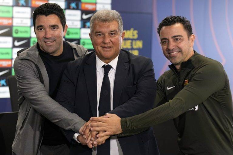FOTOGRAFÍA. BARCELONA (REINO DE ESPAÑA), 25/04/2024. Xavi: Ahora siento todo lo contrario. El presidente del FC Barcelona, Joan Laporta (c), el técnico Xavi Hernández (d), y el director deportivo Anderson Luis de Souza 'Deco' (i), durante la comparecencia conjunta que han ofrecido este jueves en la Ciudad Deportiva Joan Gamper para oficializar la continuidad del entrenador hasta junio de 2025. Efe