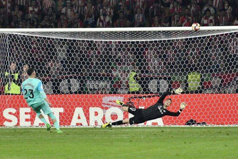FOTOGRAFÍA. SEVILLA (REINO DE ESPAÑA), 06 DE ABRIL DE 2024. La Copa del Rey vuelve a las vitrinas del Athletic (2). El delantero serbio del Mallorca, Nemanja Radonjic (i), falla su lanzamiento ante el guardameta del Athletic Club, Julen Agirrezabala, en la tanda de penaltis con la que se ha decidido la final de la Copa del Rey que se ha disputado en el estadio La Cartuja, en Sevilla. Efe