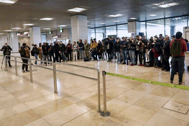 FOTOGRAFÍA. MADRID (REINO DE ESPAÑA), 03 DE ABRIL DE 2024. La Guardia Civil detiene a Luis Rubiales Béjar por corrupción. Amplia presencia de medios de comunicación ante una de las salas de llegadas de la Terminal 1 del Aeropuerto Internacional Adolfo Suárez Madrid Barajas. Efe